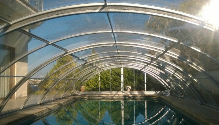 pool ecnlosure prevent leafs,debris, insects and animals
