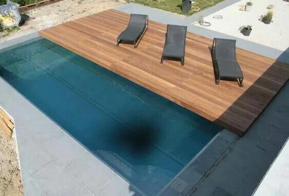 Sliding pool cover sliding on one direction