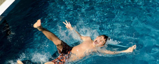 A kid drowning in swimming pool