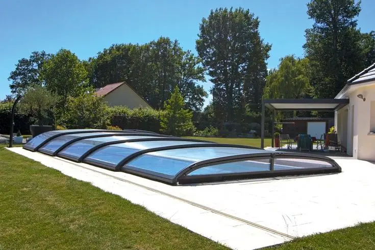 Low profile pool enclosure